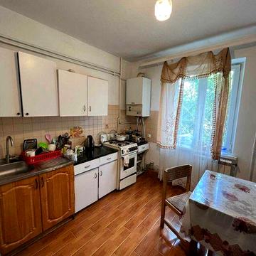 Продається 4 кім.кв .по вул .Миколайчука (можливо під бізнес)