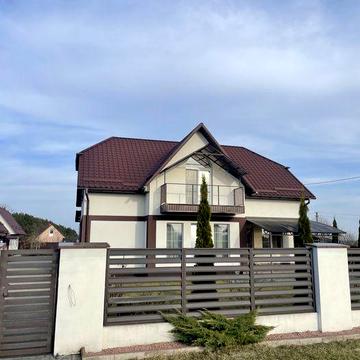 Стильний будинок з ремонтом,банею,гаражем та великою ділянкою.