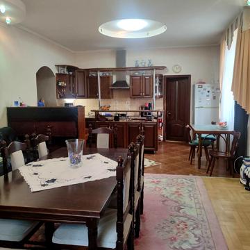 Академіка Степана Рудницького вул., 7