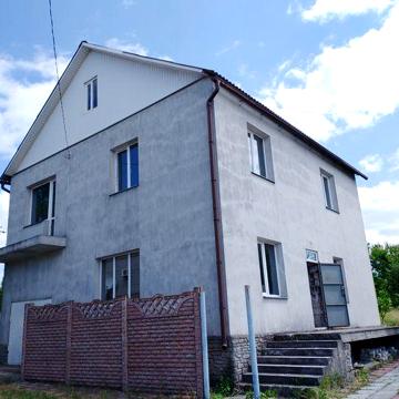 Продається великий будинок у Романково під ремонт.