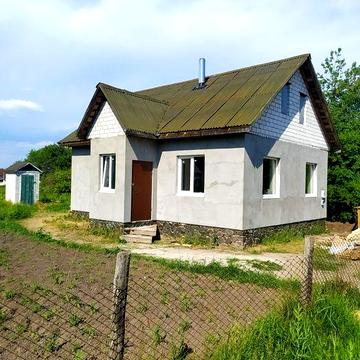 Гарний будиночок біля лісу.