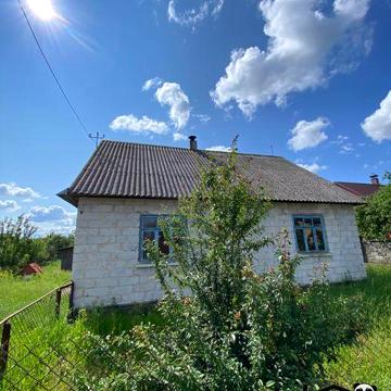 Продається просторий будинок у затишному районі міста.