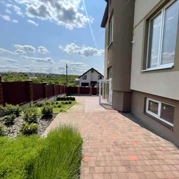 Демократична вул., 5