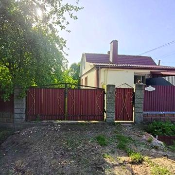 Продам пів будинку