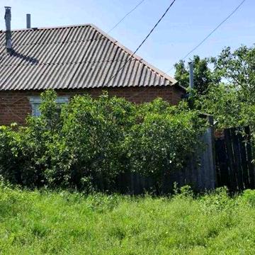 Продам цегляну окрему половину будинку в Золочеві під ваш ремонт.