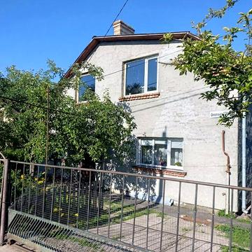 Продаж будинку у місті з ділянкою 10 с