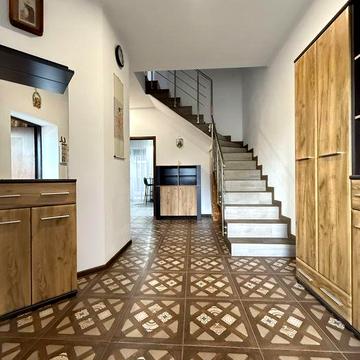 Таунхаус з ремонтом та меблями біля озера з набережною. Гостомель