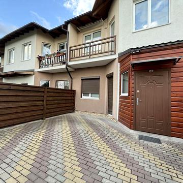 Таунхаус з ремонтом та меблями біля озера з набережною. Гостомель