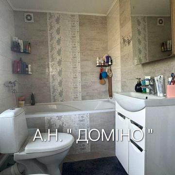 Цегляний будинок поруч з містом Шептицький