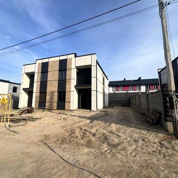 Продаж останього котеджу з балконом та заведеними міськими комунікація