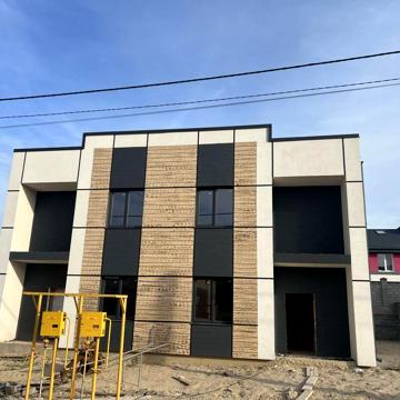 Продаж останього котеджу з балконом та заведеними міськими комунікація