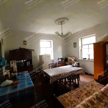 Просторий будинок в районі стадіону.