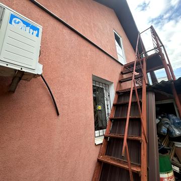 Металургів вул., 25