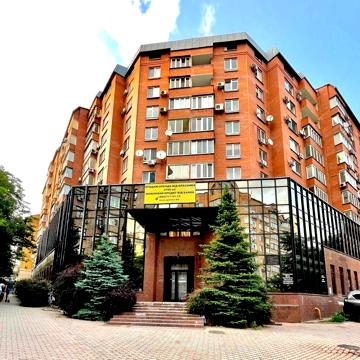 Продаж квартири без ремонту мансарда Центр Кониського 52/58