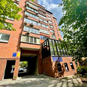 Продаж квартири без ремонту мансарда Центр Кониського 52/58