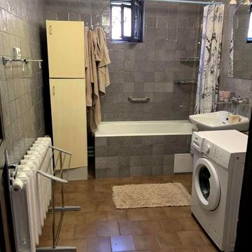 Здається 2 кімнатна в районі Проспекту , поруч гот." Закарпаття"
