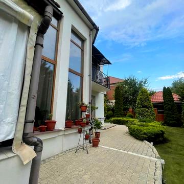 Центральна вул.