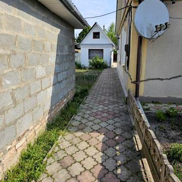 Продаж окремої половини будинку