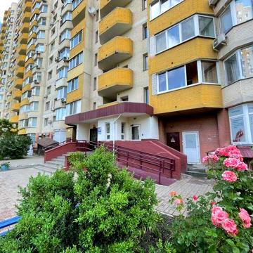 Цегляний будинок, проспект Петра Григренка 28, метро Позняки.