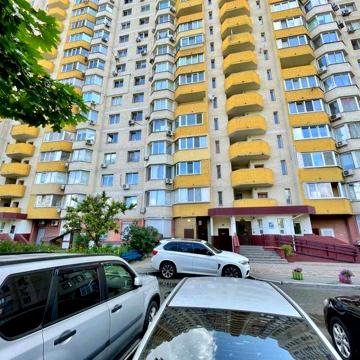 Цегляний будинок, проспект Петра Григренка 28, метро Позняки.