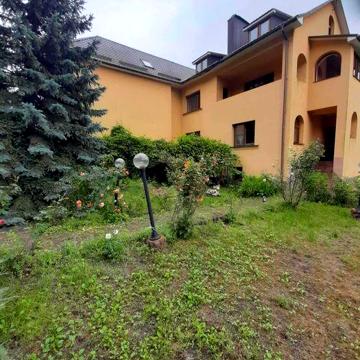 Великий будинок біля лісу та озера