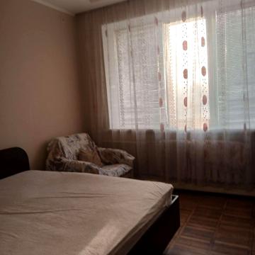 Добровольців вул., 5