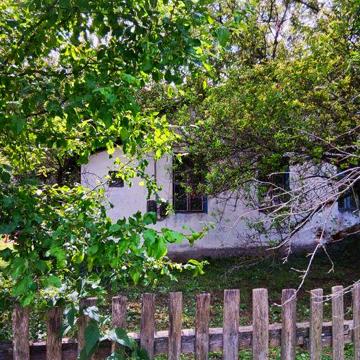 Продається 1/2 будинку в селищі Лугини