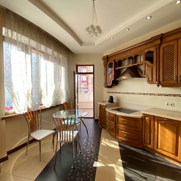 Володимира Івасюка просп. (Героїв Сталінграду), 8