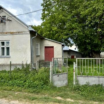 Будинок у селі з виходом до озера
