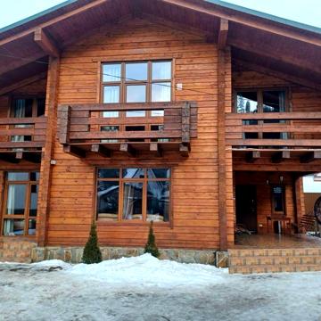 У селі Поляниця , 1,5 км до гірськолижнього комплексу «Буковель»