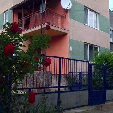 Будинок з садом у затишному місці (мiнiвен в подарунок)
