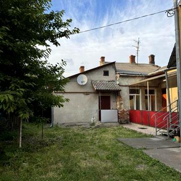 Продам 2 кімнатну квартиру з великим двором місцем для авто в центрі
