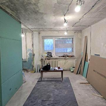 Продам 2 комнатную квартиру на красной линии,пр.Богдана Хмельницкого.