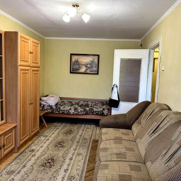 Дмитра Яворницького вул. (), 3