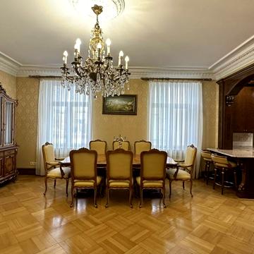 Пилипа Орлика вул., 6