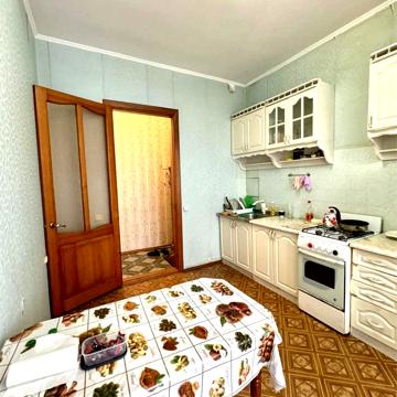 Тополина вул., 16