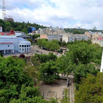 Продам затишну 2-кімнатну квартиру в центрі Подолу з гарним краєвидом