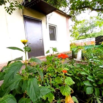 Затишний будинок з комунікаціями.