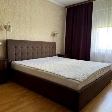 Салютна вул., 42/46
