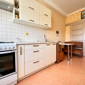 Без %. Простора та затишна. Вишневе