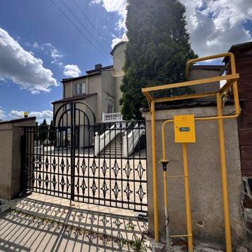Однокімнатна квартира з частковим ремонтом