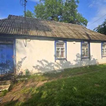 Старенький будинок у мальовничому селі Погреби.