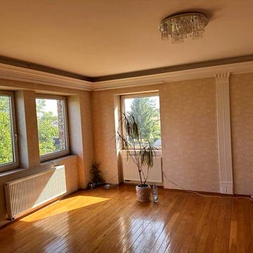 Будинок в тихому районі міста