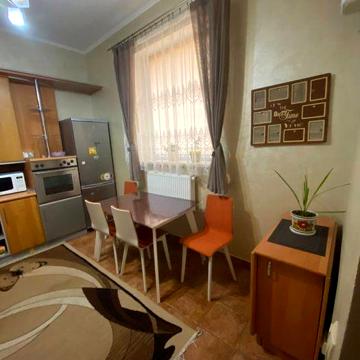 Здається в оренду квартира 90 м кв у Самборі