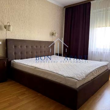 Салютна вул., 42/46