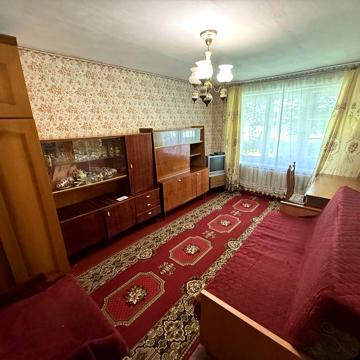 Здається 1-кімнатна квартира.  1-й поверх  ЦЕНТР