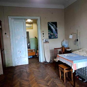 Продам  двокімнатну сталінку під ремонт