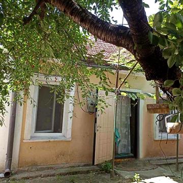 Дом со своим двором и заездом для машины на Большивике