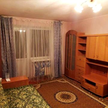 Сдам на год и более болшую гостинку на Александрийской