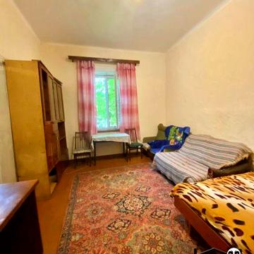 Продається квартира барачного типу в самому центрі міста.